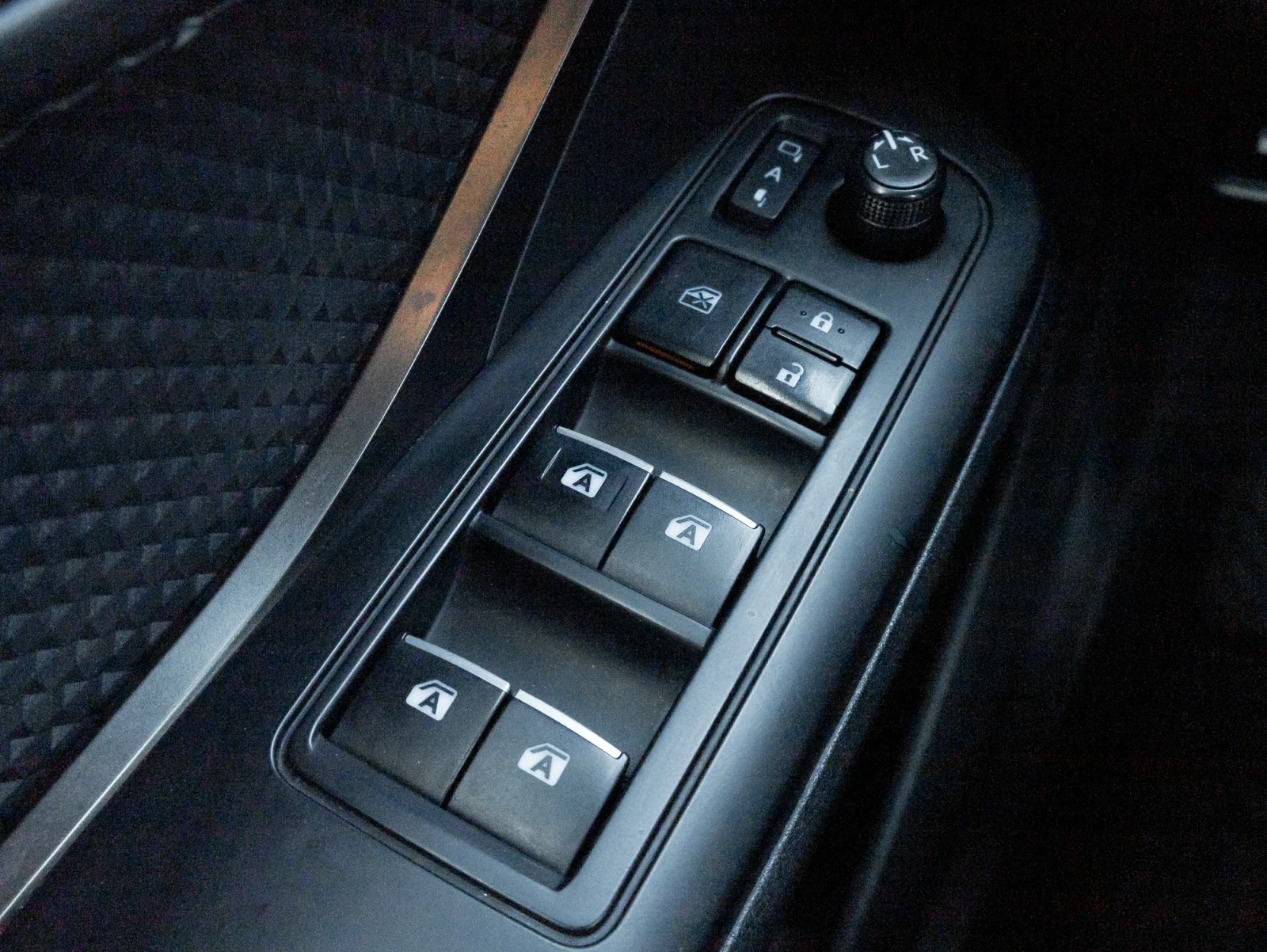 Toyota C-HR XLE*  | Mobile.bg   15