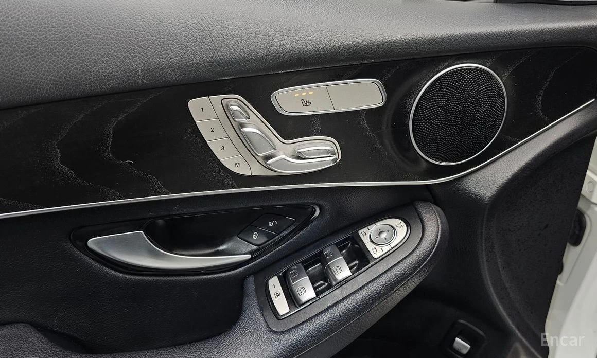 Mercedes-Benz GLC 300 4MATIC* COUPE* 360 КАМЕРИ* ПАМЕТ* МЪРТВА ТОЧКА, снимка 16 - Автомобили и джипове - 54230127