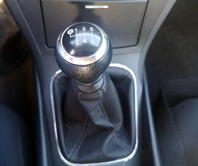 Toyota Avensis 1.6 (132 Hp), снимка 10 - Автомобили и джипове - 52615522