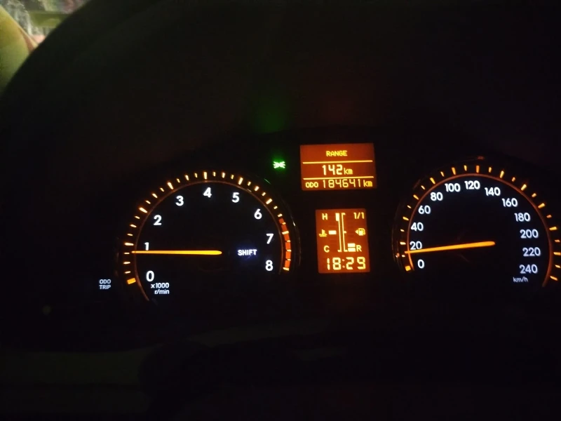 Toyota Avensis 1.6 (132 Hp), снимка 14 - Автомобили и джипове - 52999327