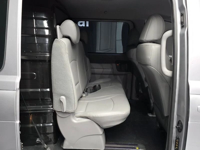 Hyundai Starex 2.5 Automatic, снимка 12 - Автомобили и джипове - 55948182