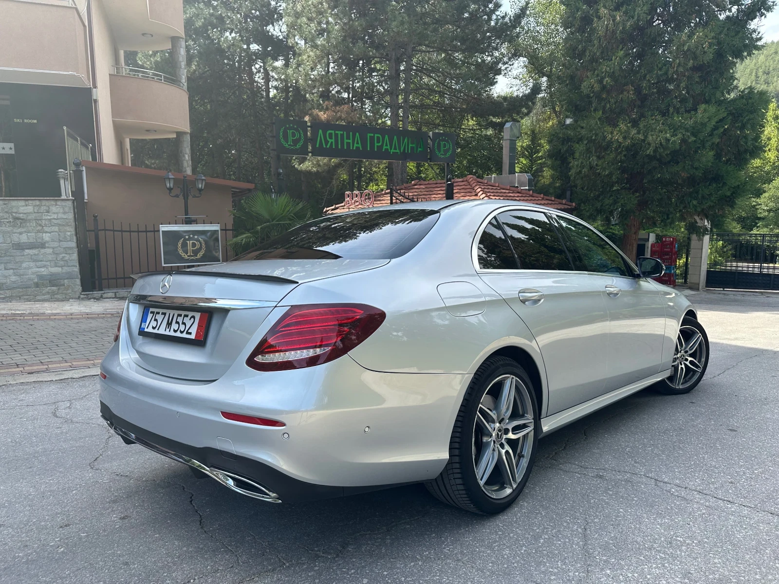 Mercedes-Benz E 350 4matic AMG Реални км/Обслужена - изображение 7