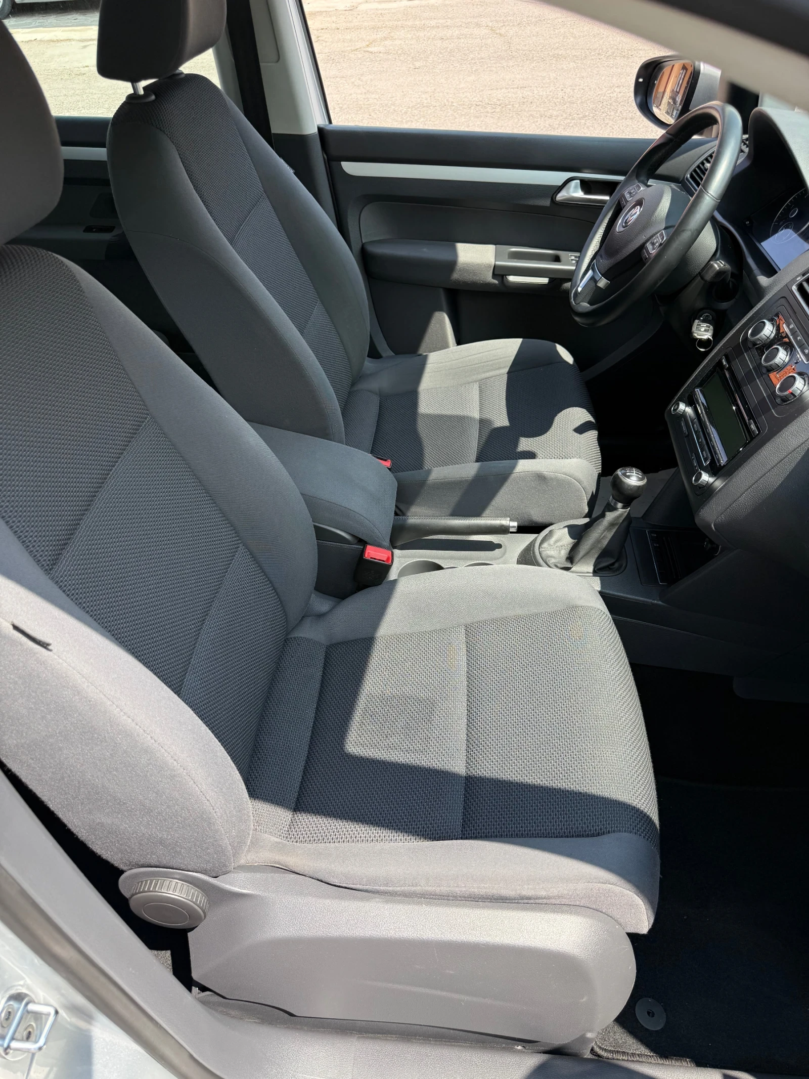 VW Touran 1.6 TDI, снимка 7 - Автомобили и джипове - 54127201