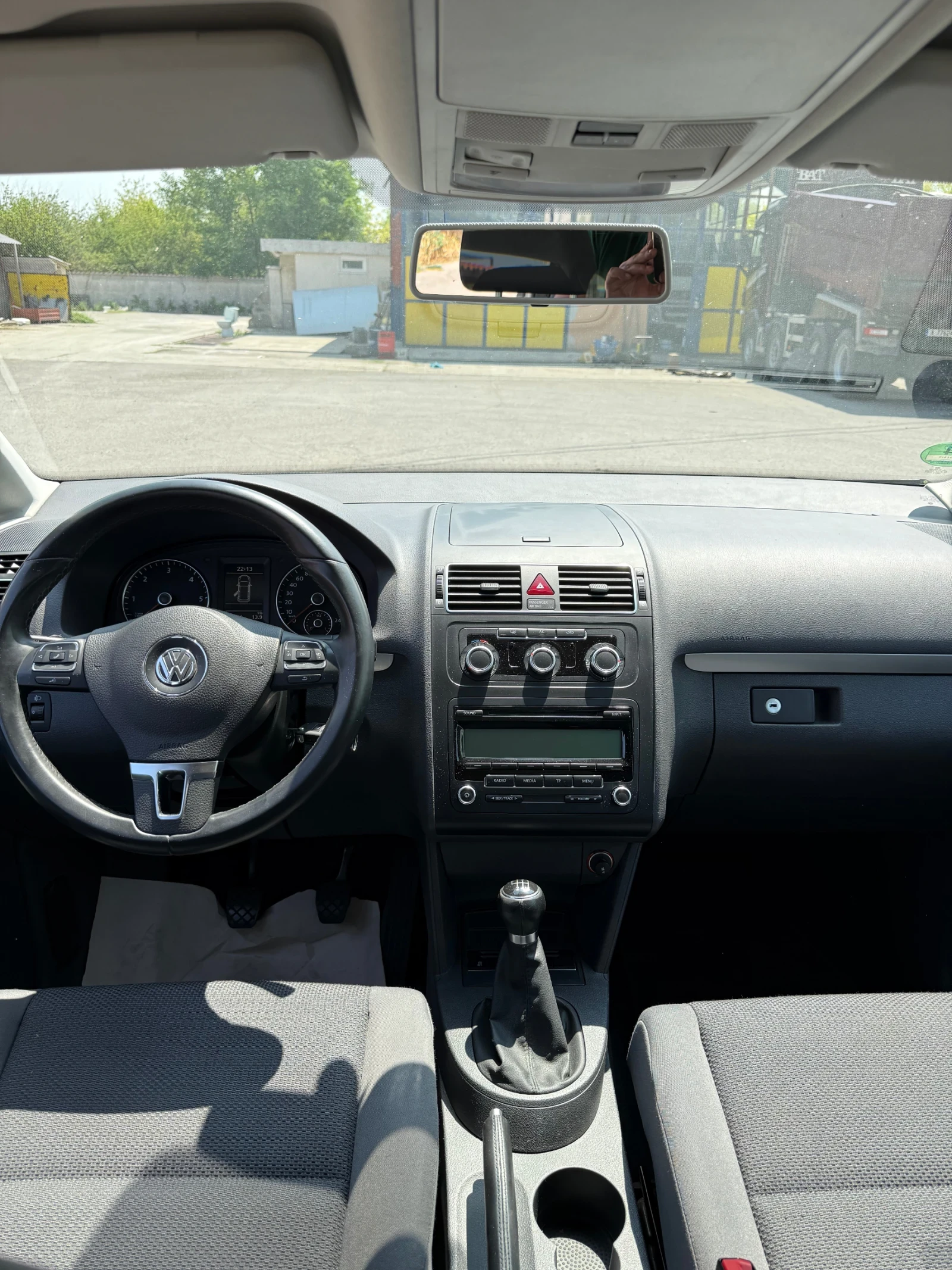 VW Touran 1.6 TDI, снимка 10 - Автомобили и джипове - 54127201