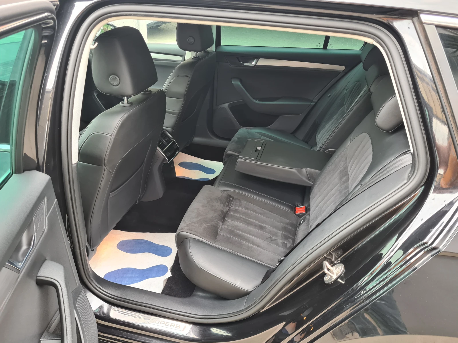 Skoda Superb 2.0 TDI, снимка 9 - Автомобили и джипове - 54464231