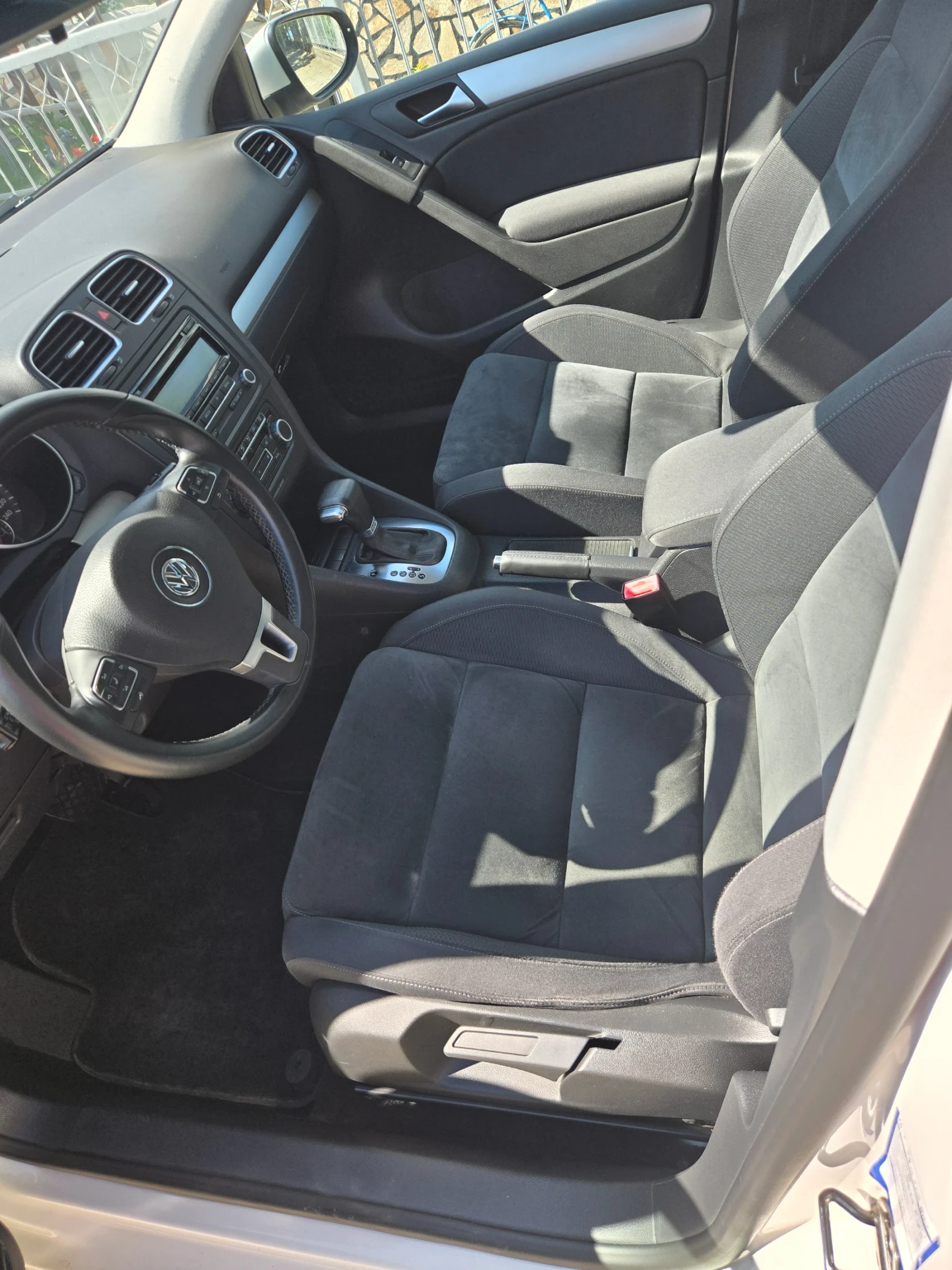 VW Golf 1.6дти automat, снимка 14 - Автомобили и джипове - 54649491