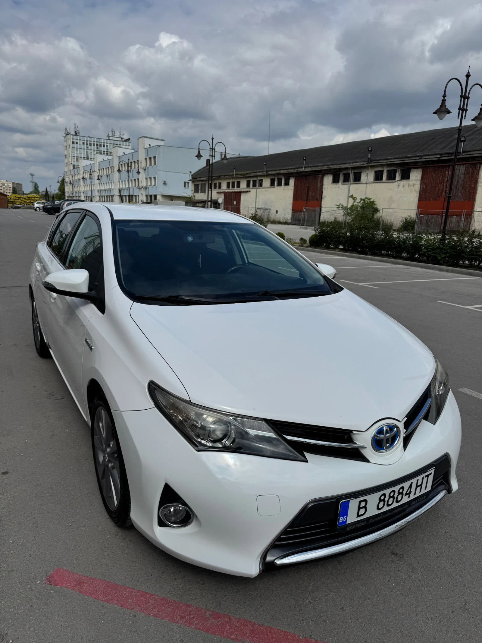 Toyota Auris 1.8 HYBRID , снимка 3 - Автомобили и джипове - 54688119