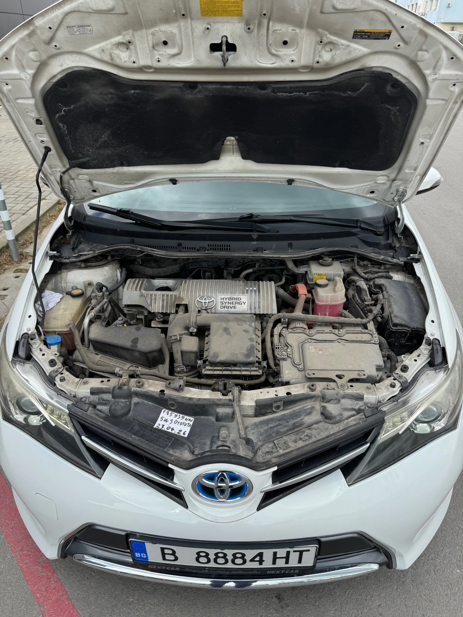 Toyota Auris 1.8 HYBRID , снимка 12 - Автомобили и джипове - 54688119