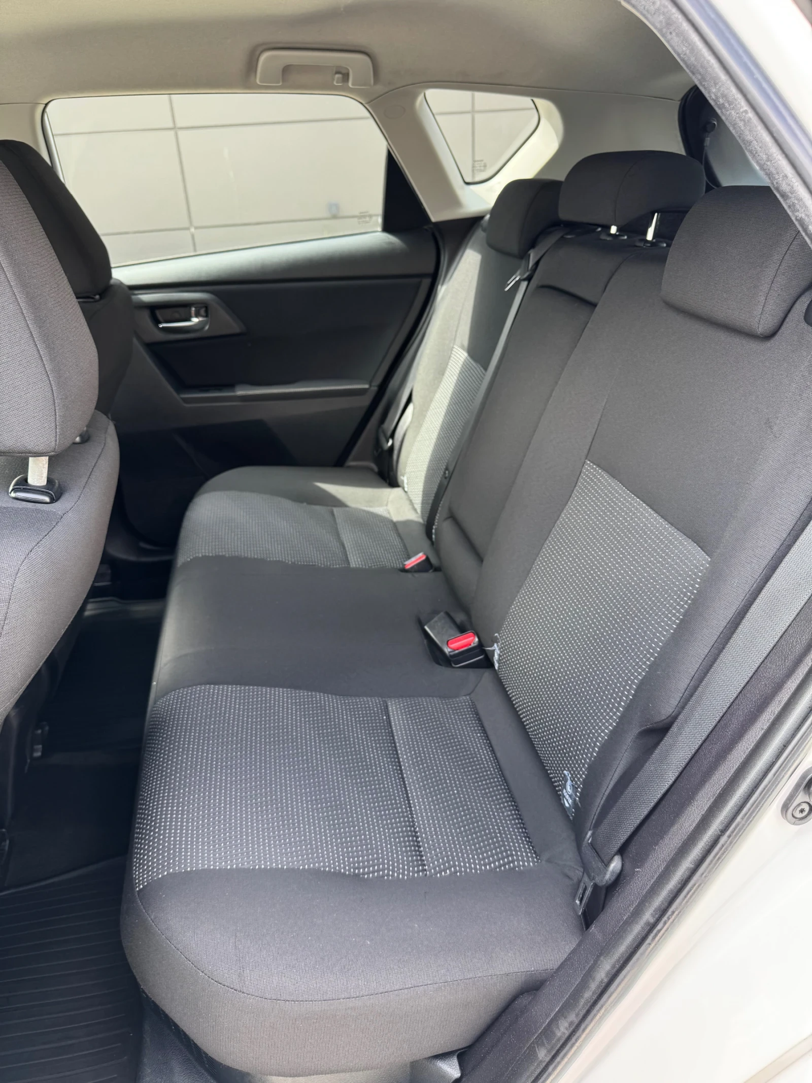 Toyota Auris 1.8 HYBRID , снимка 8 - Автомобили и джипове - 54688119