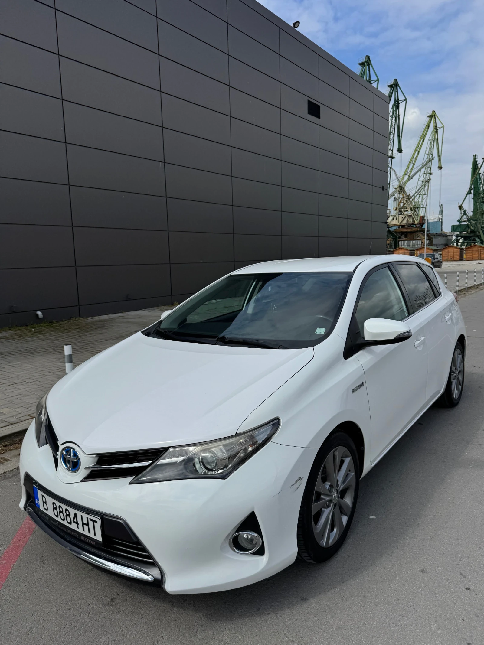Toyota Auris 1.8 HYBRID , снимка 11 - Автомобили и джипове - 54688119