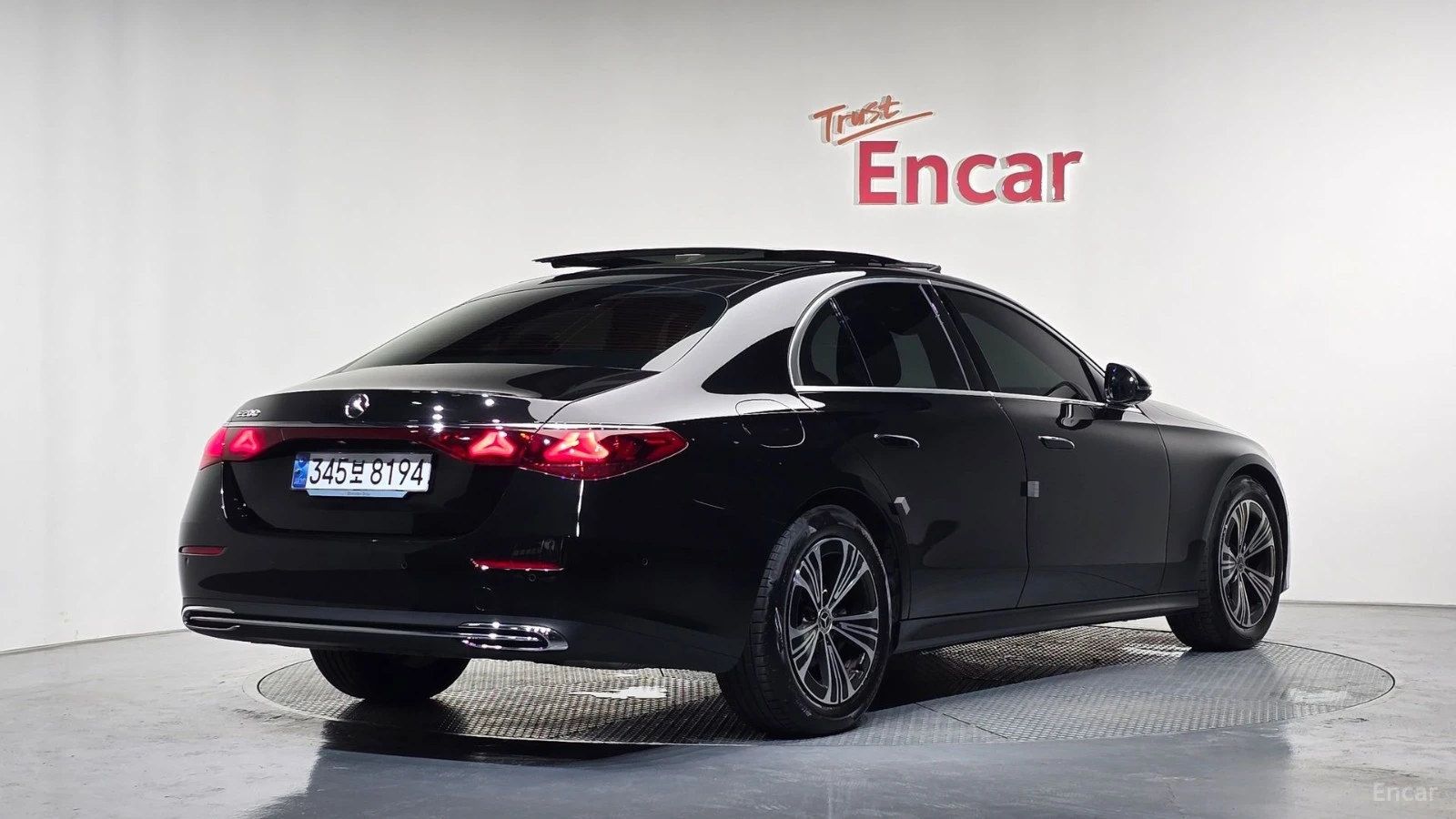 Mercedes-Benz E 200 ПАМЕТ* ПОДГРЕВ* ОБДУХВАНЕ* 360 КАМЕРА* , снимка 2 - Автомобили и джипове - 55459904