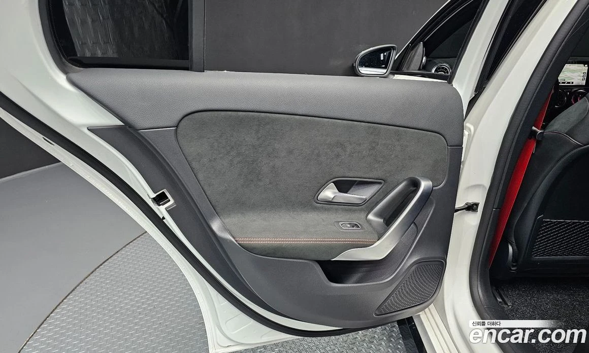 Mercedes-Benz A45 AMG 4MAITC+ , снимка 15 - Автомобили и джипове - 56276920