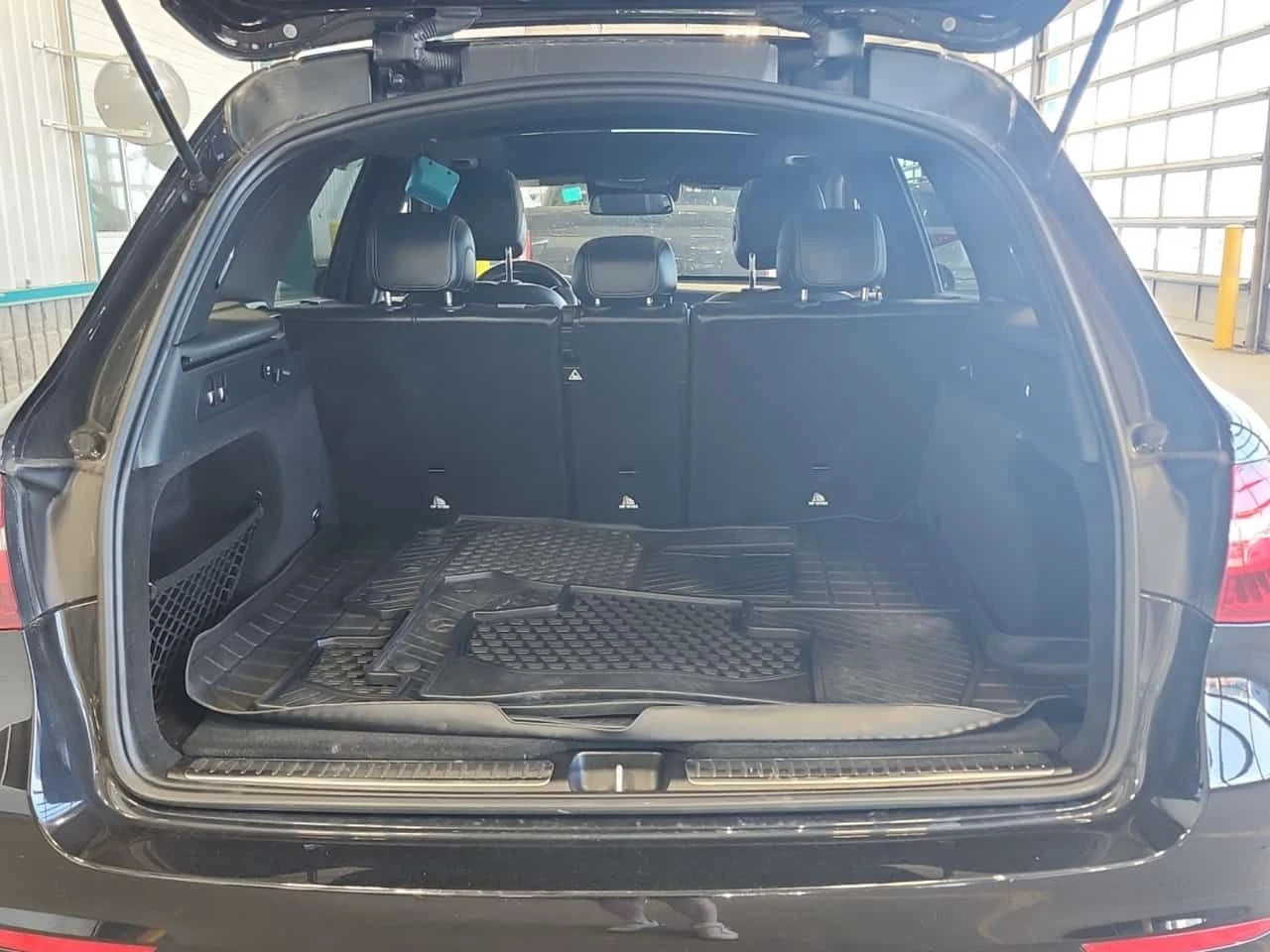 Mercedes-Benz GLC 63 AMG ДИСТРОНИК * ПОДГРЕВИ * ПАНО * KEYLESS * BURMESTER, снимка 14 - Автомобили и джипове - 54847470