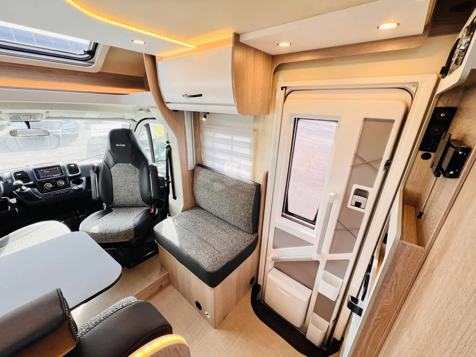 Кемпер Burstner Lyseo Sky Line 726 G, снимка 11 - Каравани и кемпери - 53787766