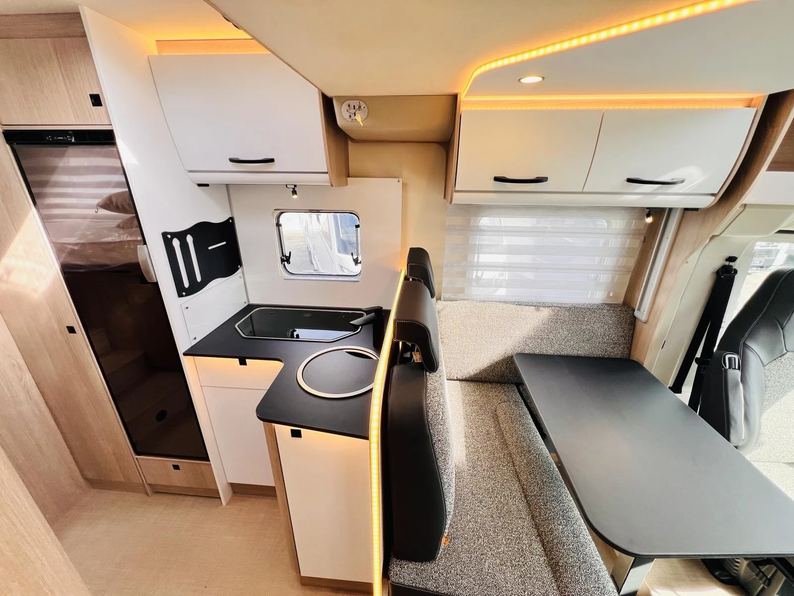 Кемпер Burstner Lyseo Sky Line 726 G, снимка 9 - Каравани и кемпери - 53787766