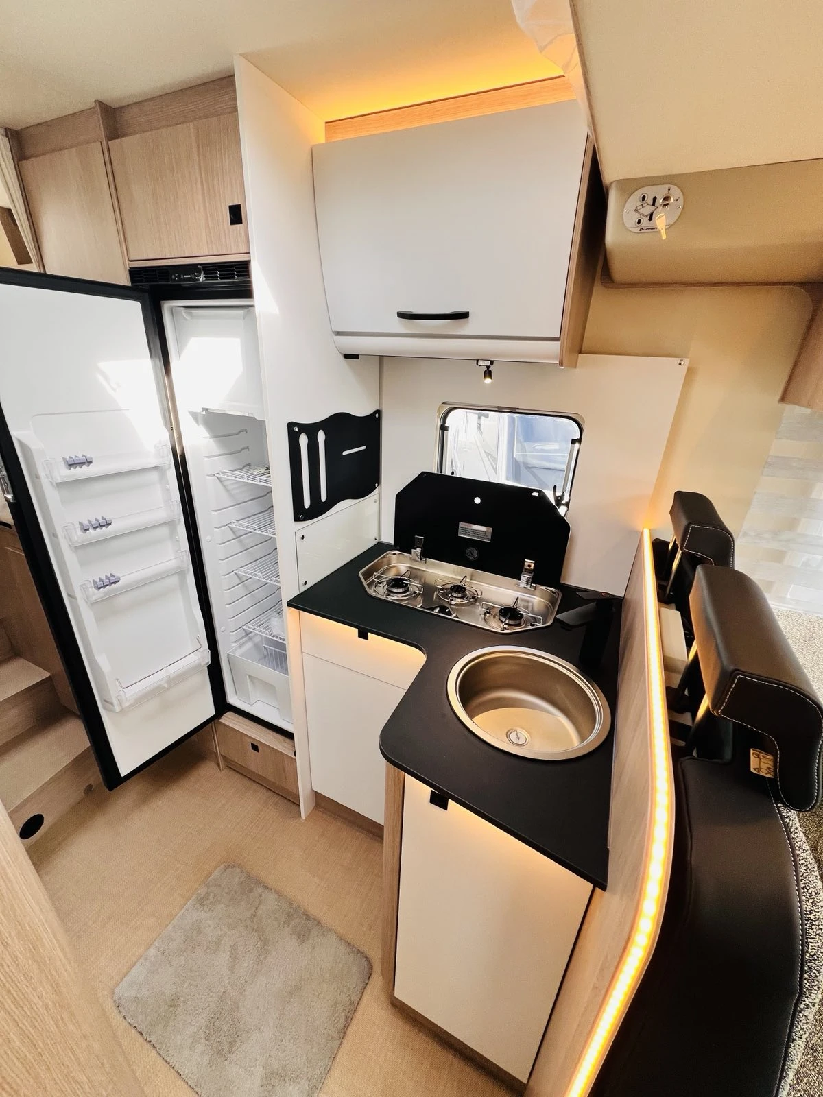 Кемпер Burstner Lyseo Sky Line 726 G, снимка 10 - Каравани и кемпери - 53787766