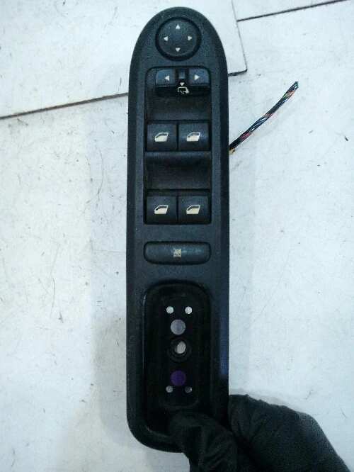 Копчета ел.стъкла предни леви Пежо 407