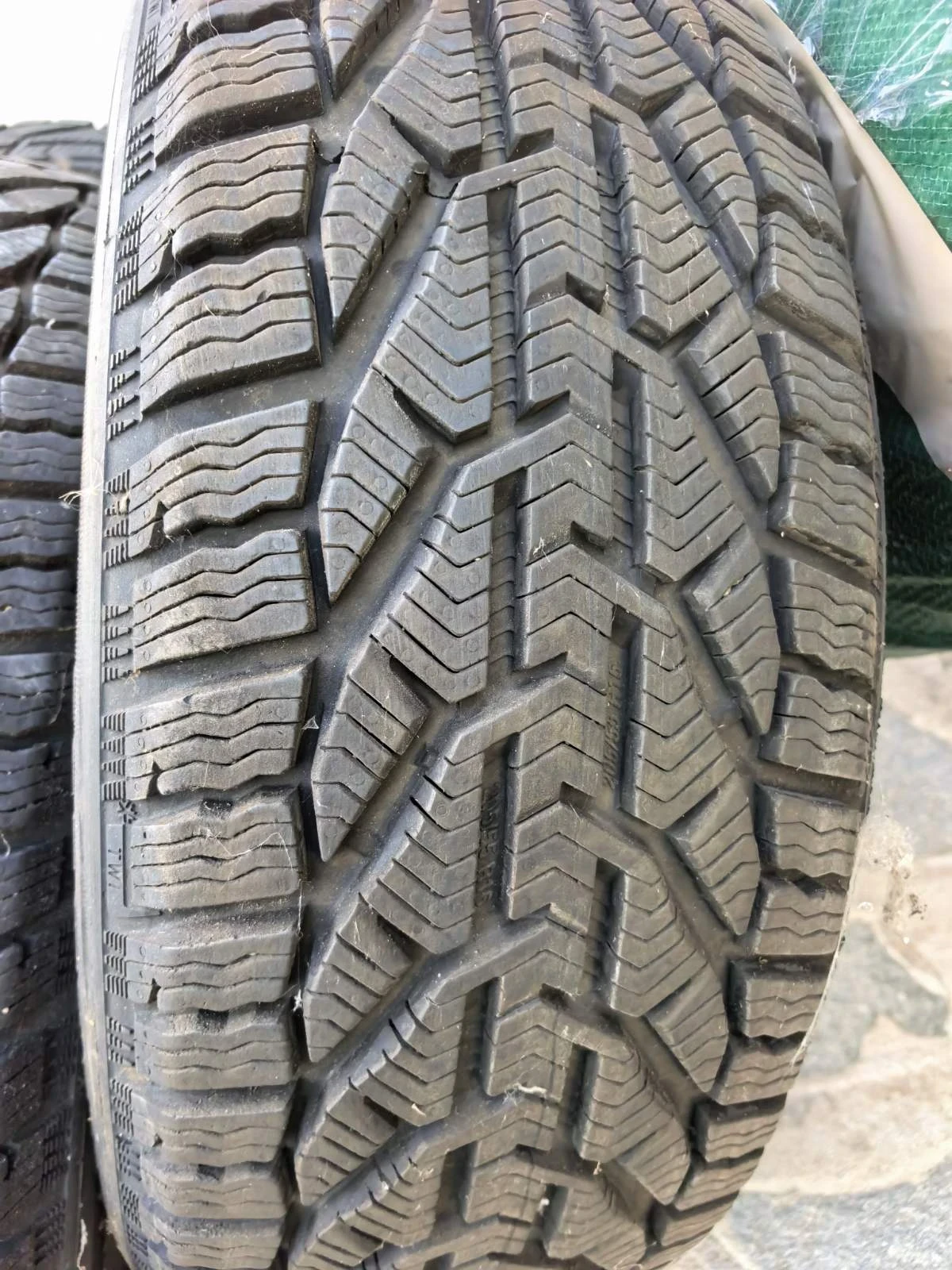 Гуми Зимни 205/55R16, снимка 2 - Гуми и джанти - 56725921