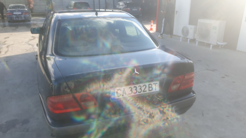 Mercedes-Benz E 200, снимка 3 - Автомобили и джипове - 45470372