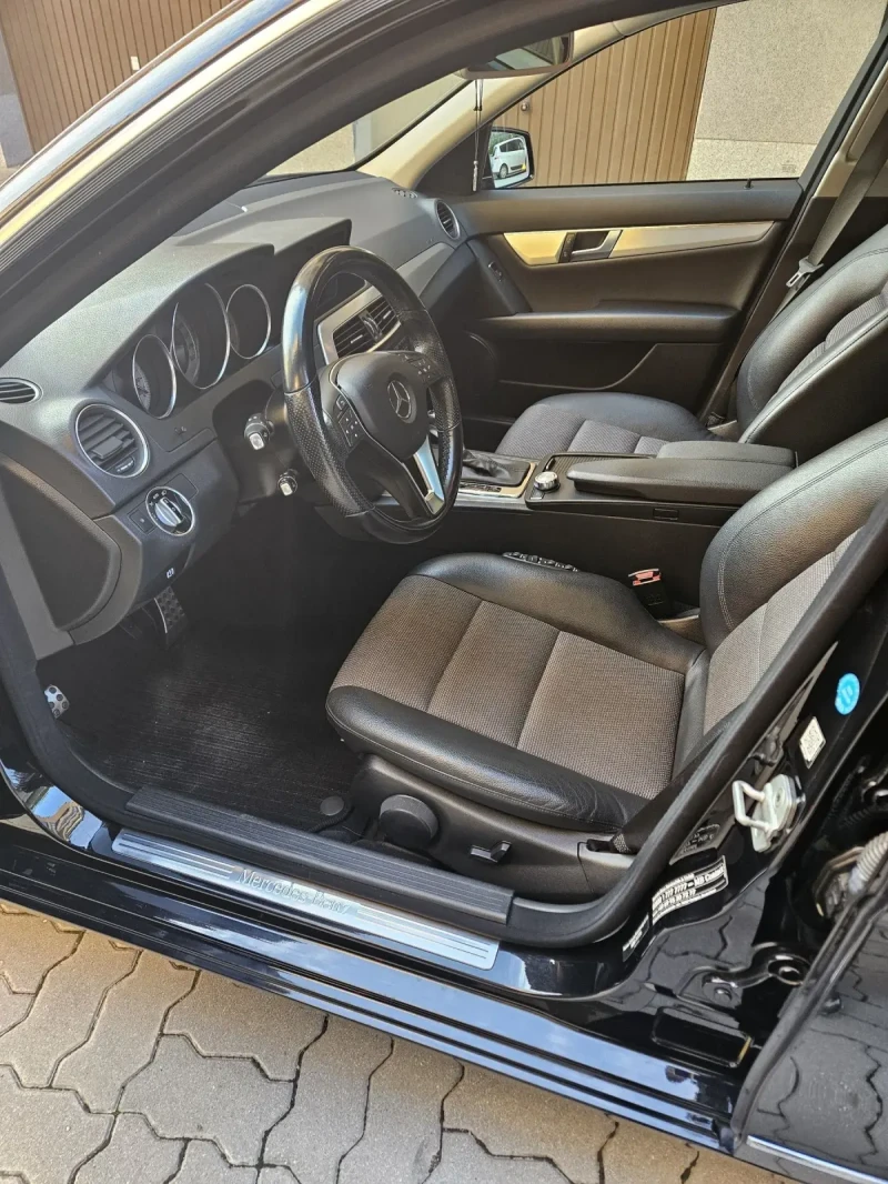 Mercedes-Benz C 300 4 MATIC, снимка 6 - Автомобили и джипове - 52460492
