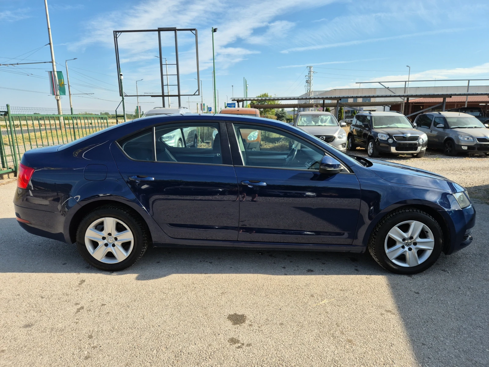 Skoda Octavia 1.6 tdi 90k климатик седан, снимка 4 - Автомобили и джипове - 55405108