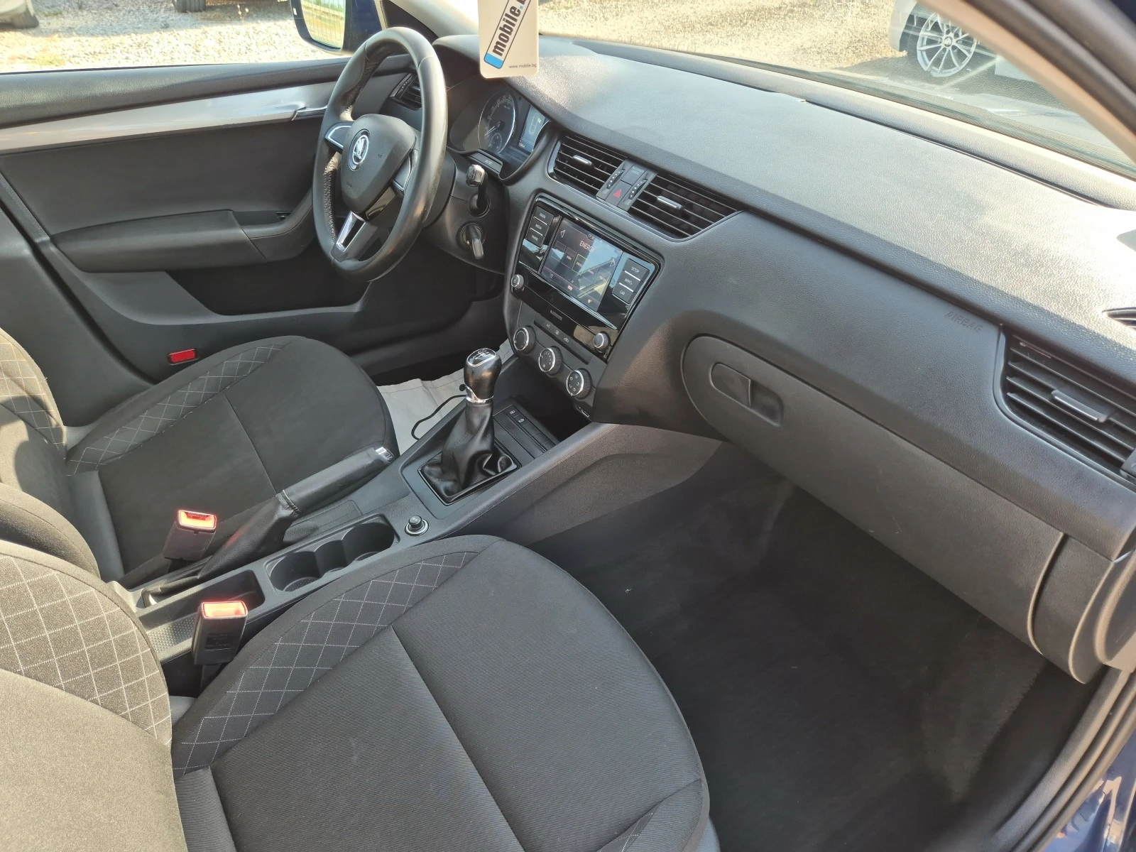 Skoda Octavia 1.6 tdi 90k климатик седан, снимка 13 - Автомобили и джипове - 55405108