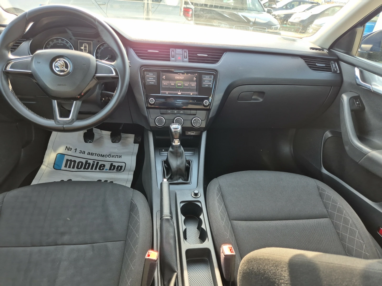 Skoda Octavia 1.6 tdi 90k климатик седан, снимка 12 - Автомобили и джипове - 55405108