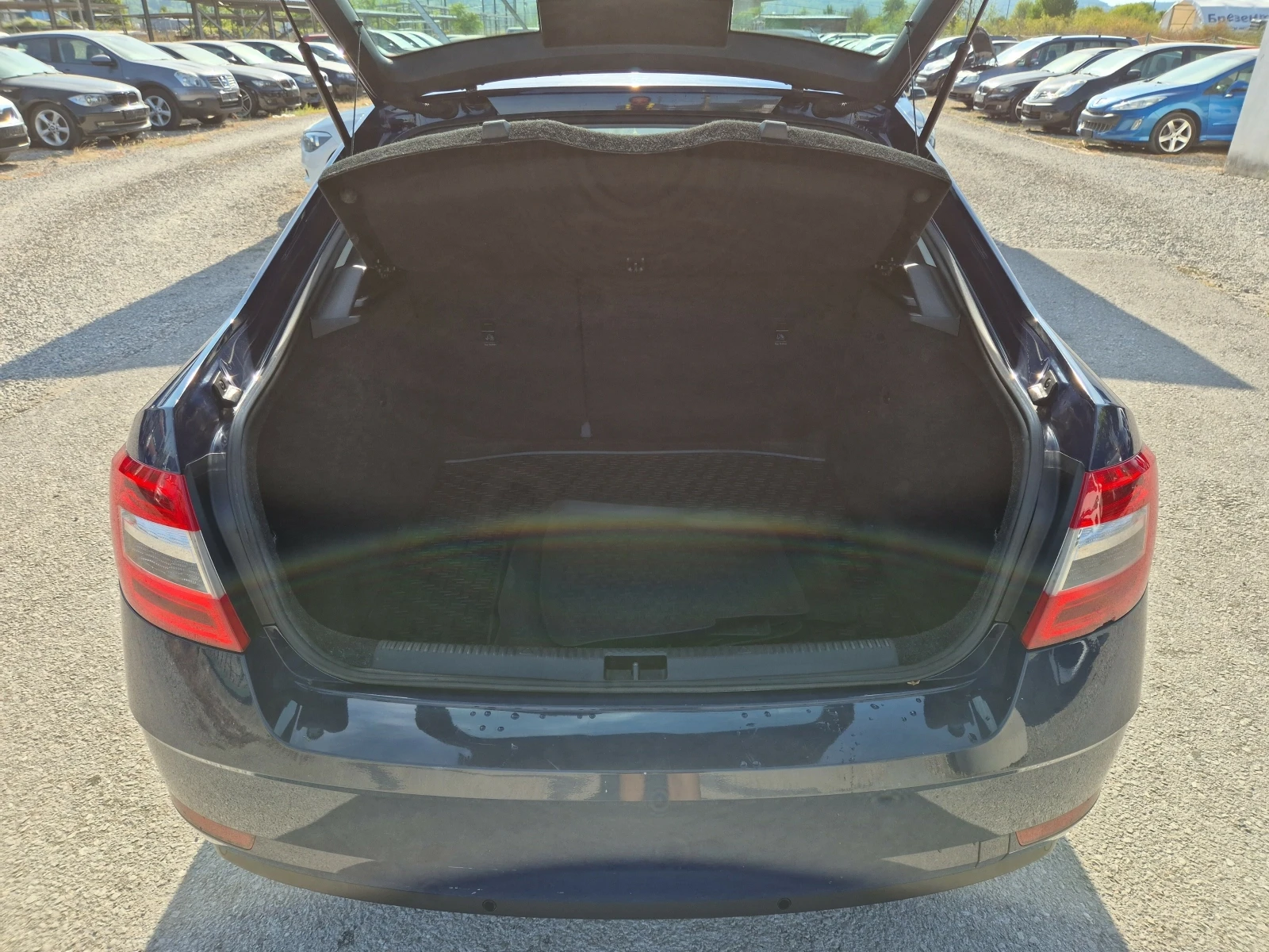 Skoda Octavia 1.6 tdi 90k климатик седан, снимка 15 - Автомобили и джипове - 55405108