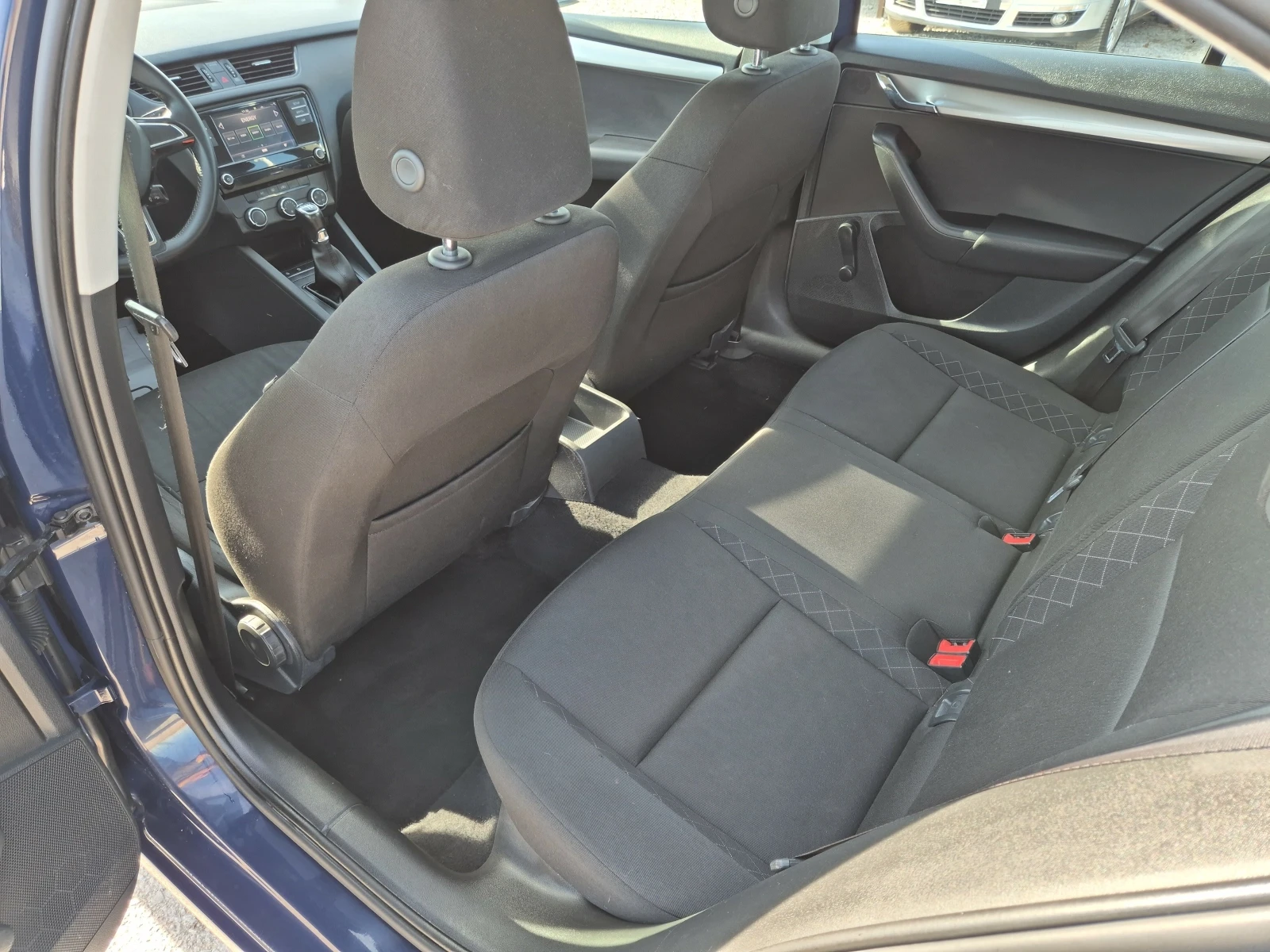 Skoda Octavia 1.6 tdi 90k климатик седан, снимка 14 - Автомобили и джипове - 55405108
