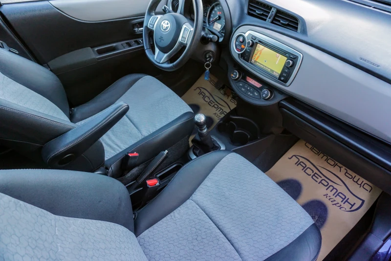 Toyota Yaris 1.3i LOUNGE PANORAMICO, снимка 11 - Автомобили и джипове - 42099067