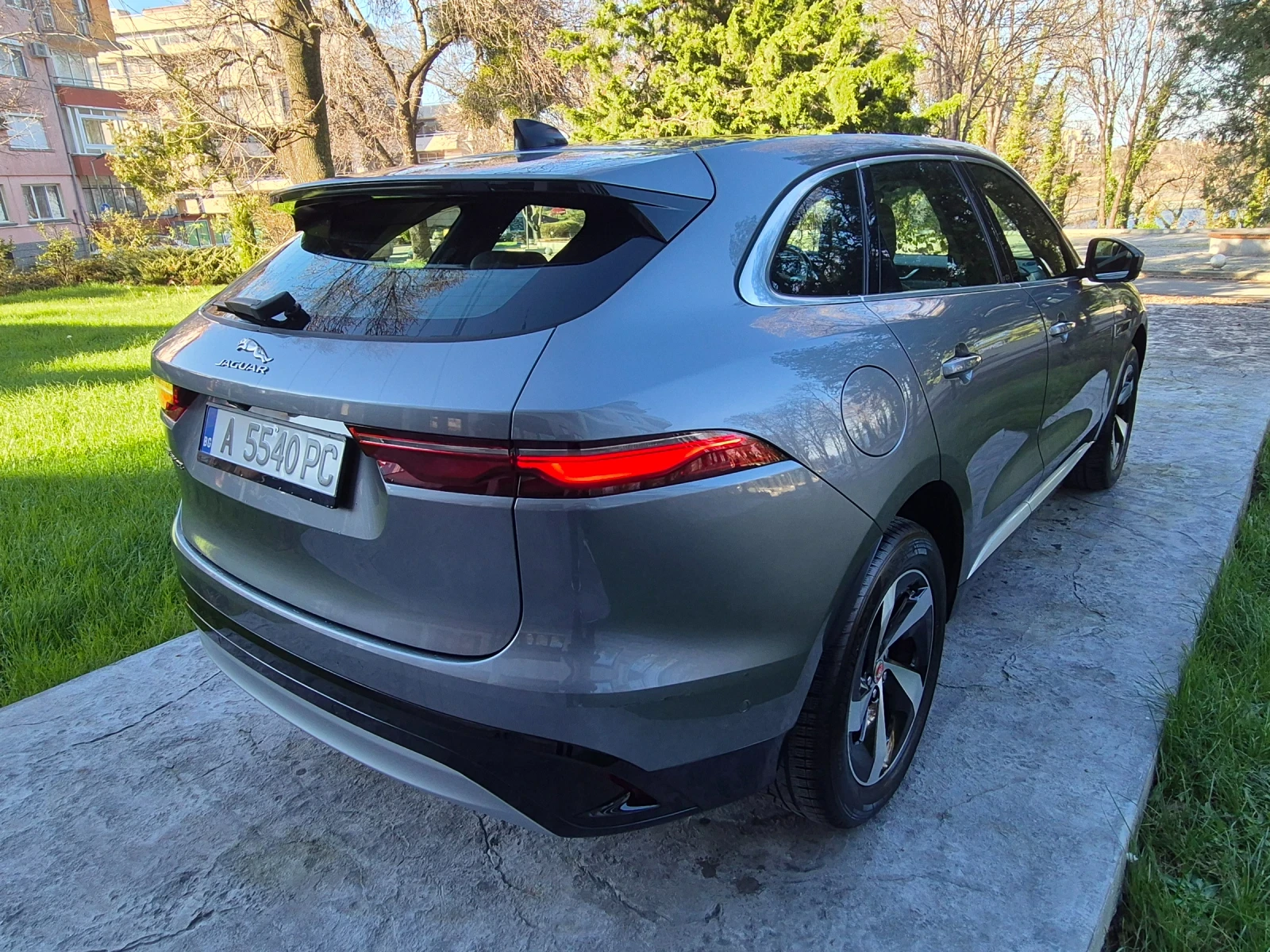 Jaguar F-PACE НАВИ* КОЖА* ПАНОРАМА* ДИГИТАЛ* КЕЙЛЕС* ФЕЙСТЛИВ  - изображение 5