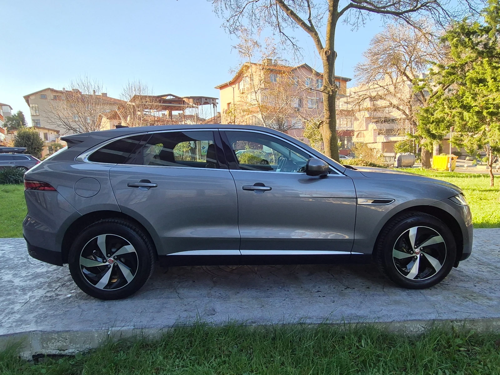 Jaguar F-PACE НАВИ* КОЖА* ПАНОРАМА* ДИГИТАЛ* КЕЙЛЕС* ФЕЙСТЛИВ  - изображение 4