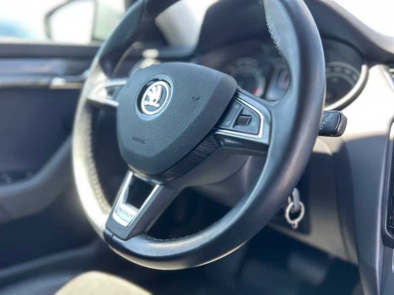 Skoda Octavia 2.0TDI 185hp SCOUT 2017g DSG 4х4 Алкантара Подгрев, снимка 12 - Автомобили и джипове - 51472980