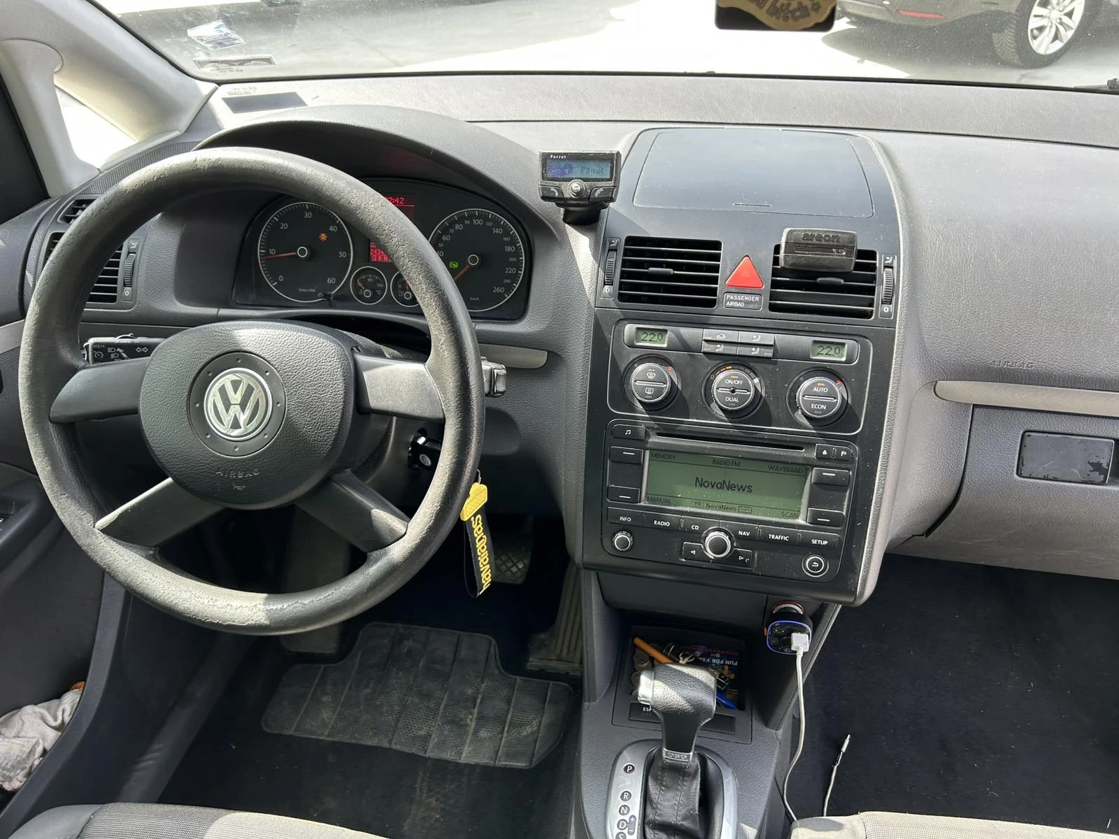 VW Touran 2.0 TDI DSG, снимка 7 - Автомобили и джипове - 55569779