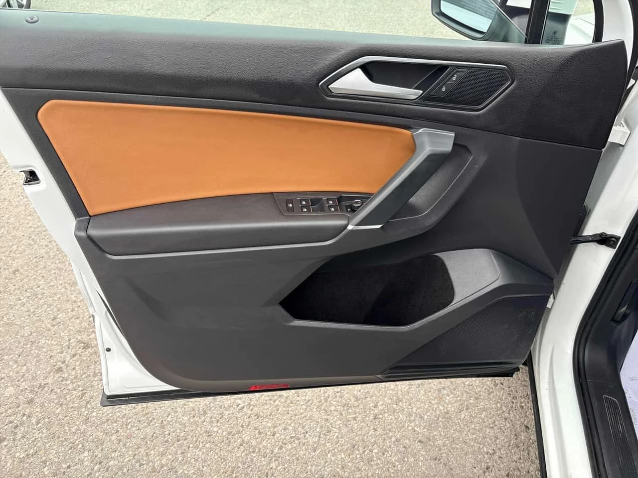 VW Tiguan * Comfortline * CARFAX * ПАНОРАМА * 2 КЛЮЧА, снимка 11 - Автомобили и джипове - 54219131