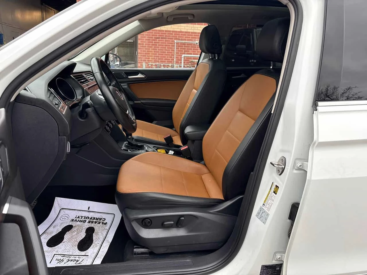 VW Tiguan * Comfortline * CARFAX * ПАНОРАМА * 2 КЛЮЧА, снимка 14 - Автомобили и джипове - 54219131