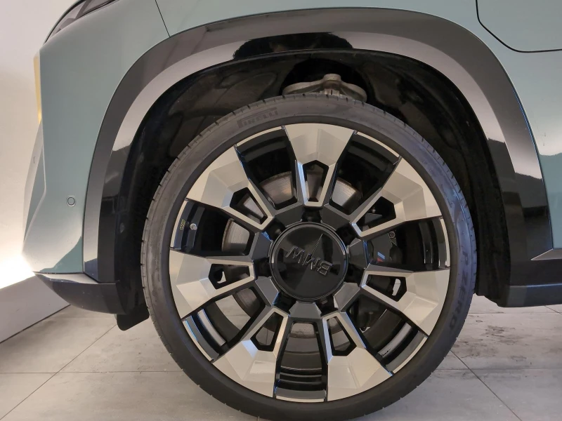 BMW XM 4.4 V8/PLUG-IN HYBRID/H&K/HEAD UP/CARBON/360/, снимка 4 - Автомобили и джипове - 52559188