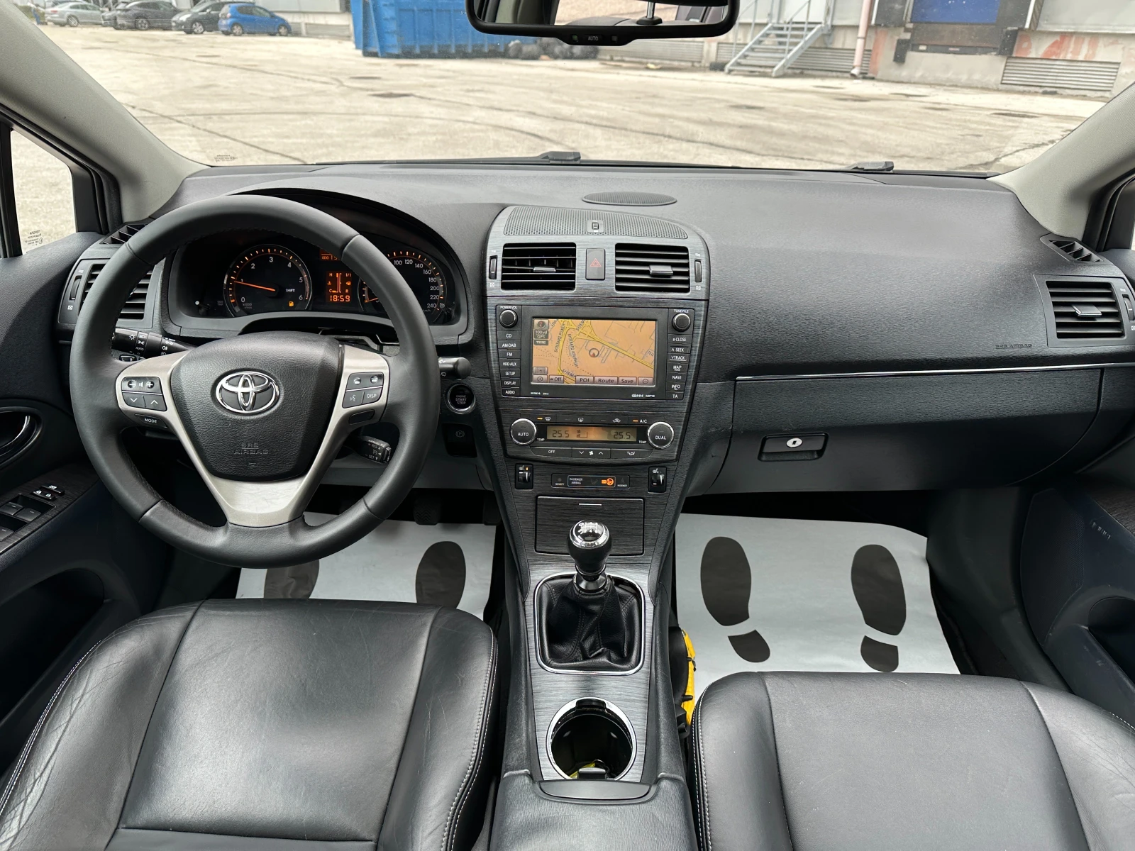 Toyota Avensis 2.2D4D Кожа/Панорама, снимка 10 - Автомобили и джипове - 53915417