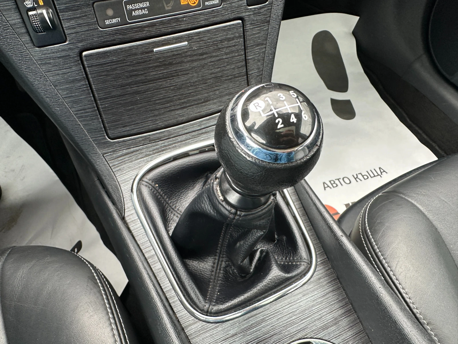 Toyota Avensis 2.2D4D Кожа/Панорама, снимка 13 - Автомобили и джипове - 53915417