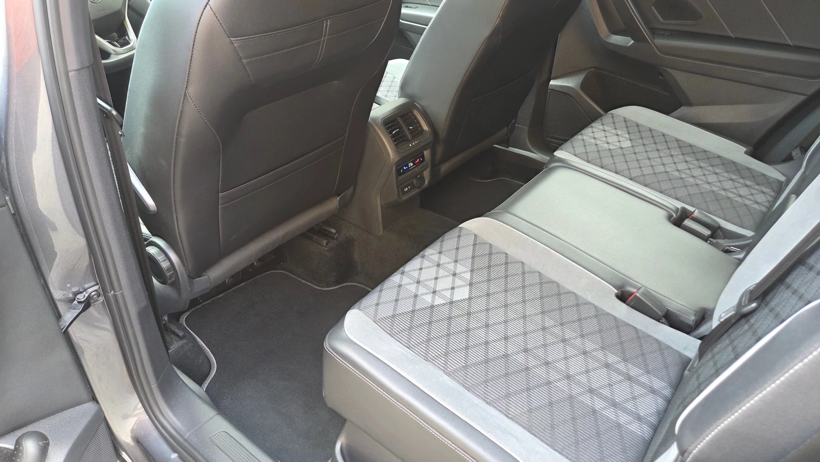 VW Tiguan Allspace R-Line 4Motion 245 HP Panorama DSG IQ.LIGHT-Matrix, снимка 8 - Автомобили и джипове - 56043607
