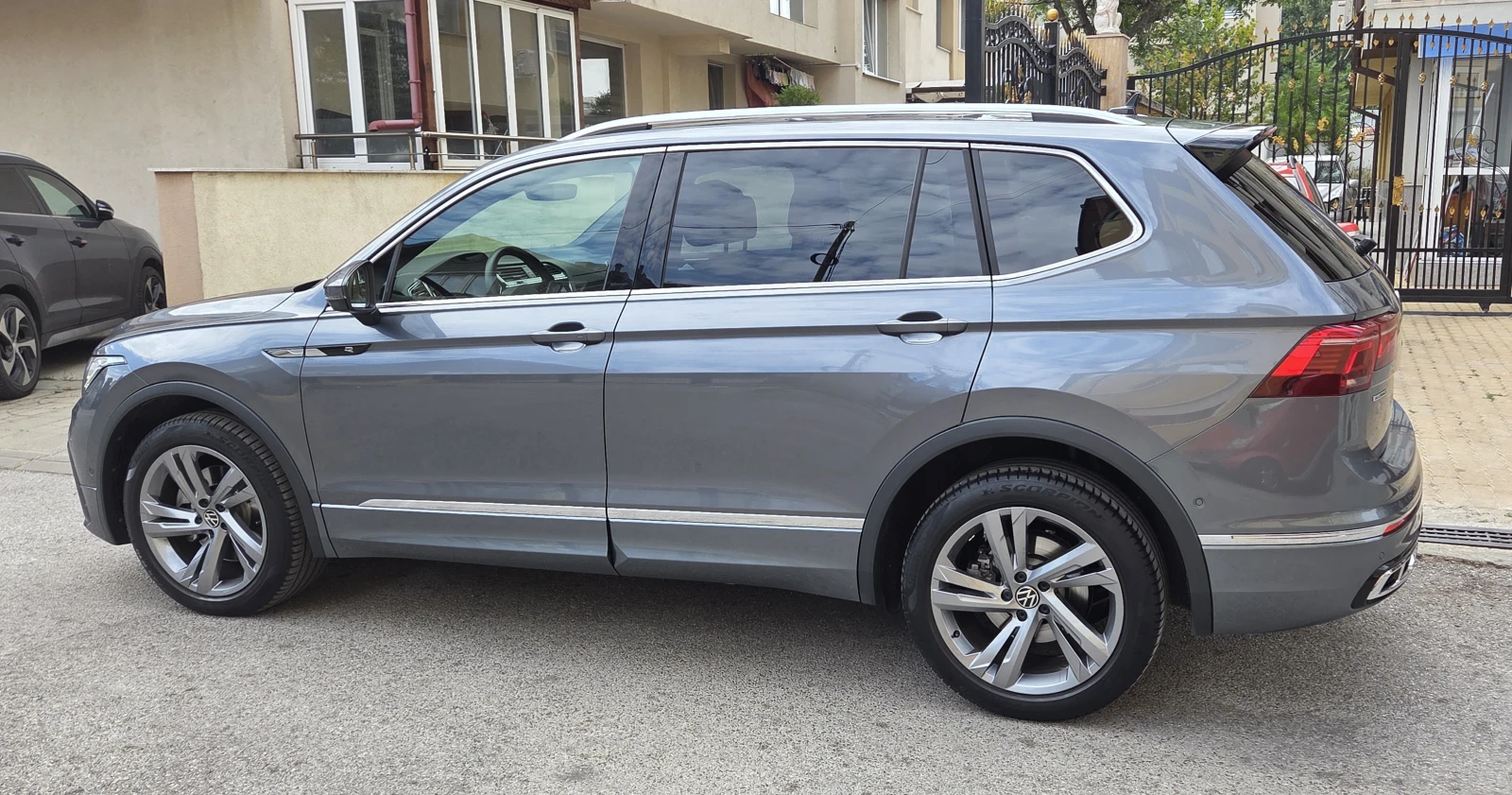 VW Tiguan Allspace R-Line 4Motion 245 HP Panorama DSG IQ.LIGHT-Matrix, снимка 3 - Автомобили и джипове - 56043607