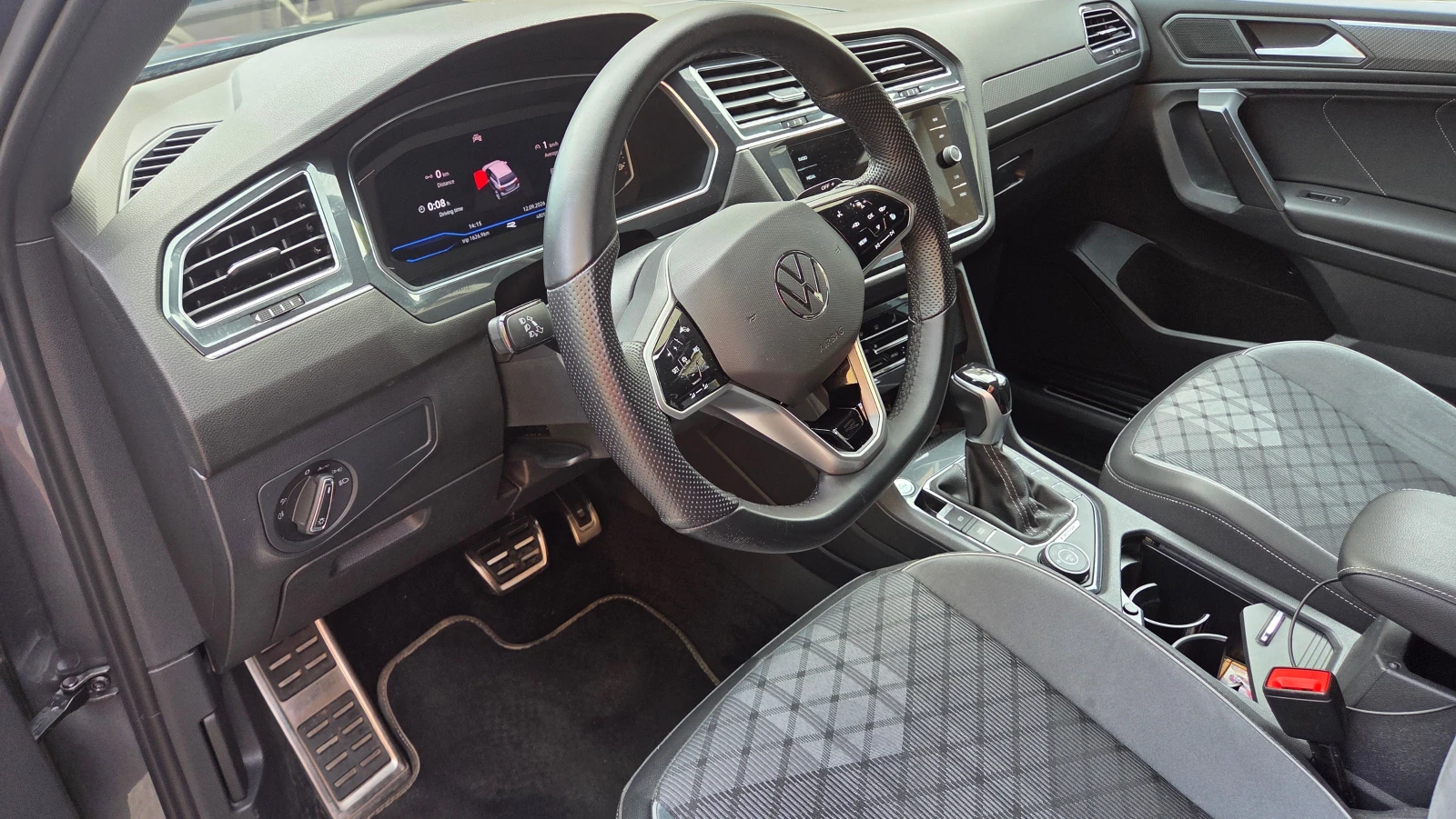 VW Tiguan Allspace R-Line 4Motion 245 HP Panorama DSG IQ.LIGHT-Matrix, снимка 7 - Автомобили и джипове - 56043607