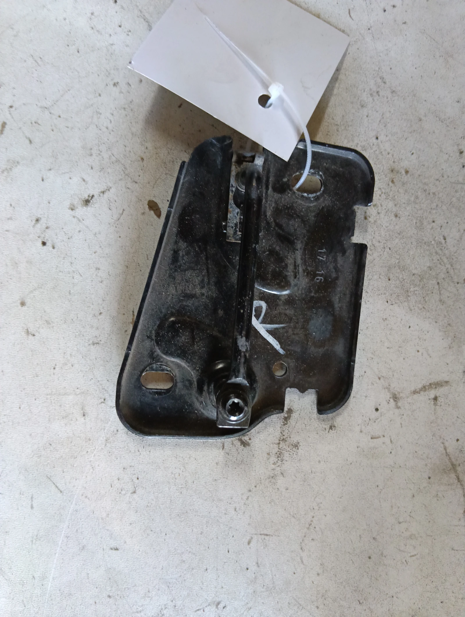 насрещник преден капак 8V0823186B Audi A3