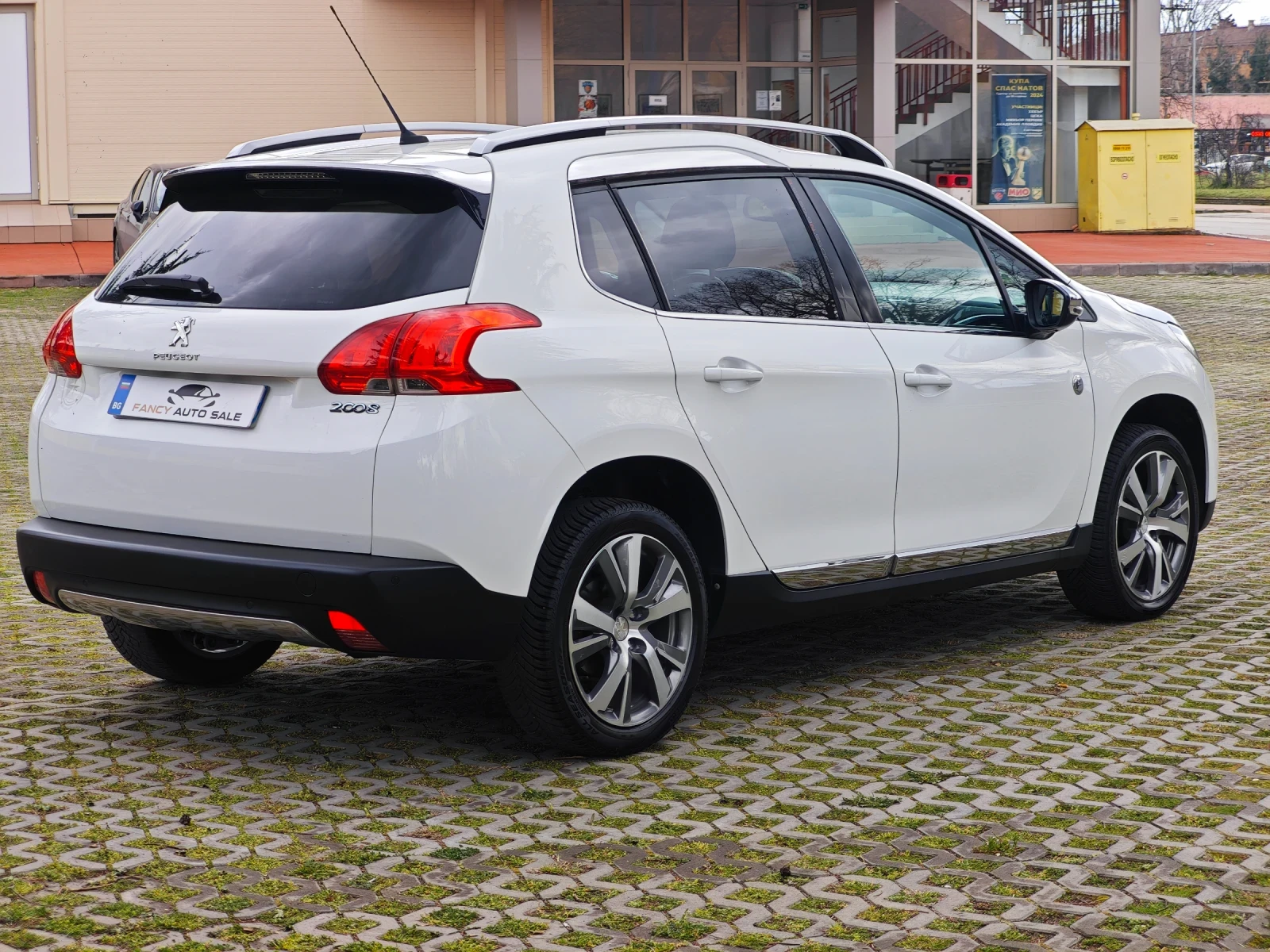 Peugeot 2008 Crossway 1.6 BlueHDI, LED, NAVI, TOP Състояние , снимка 4 - Автомобили и джипове - 53966920