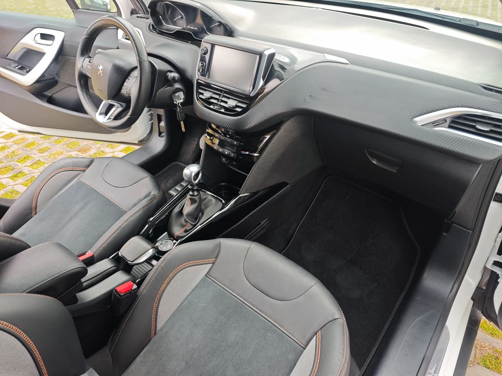 Peugeot 2008 Crossway 1.6 BlueHDI, LED, NAVI, TOP Състояние , снимка 10 - Автомобили и джипове - 53966920