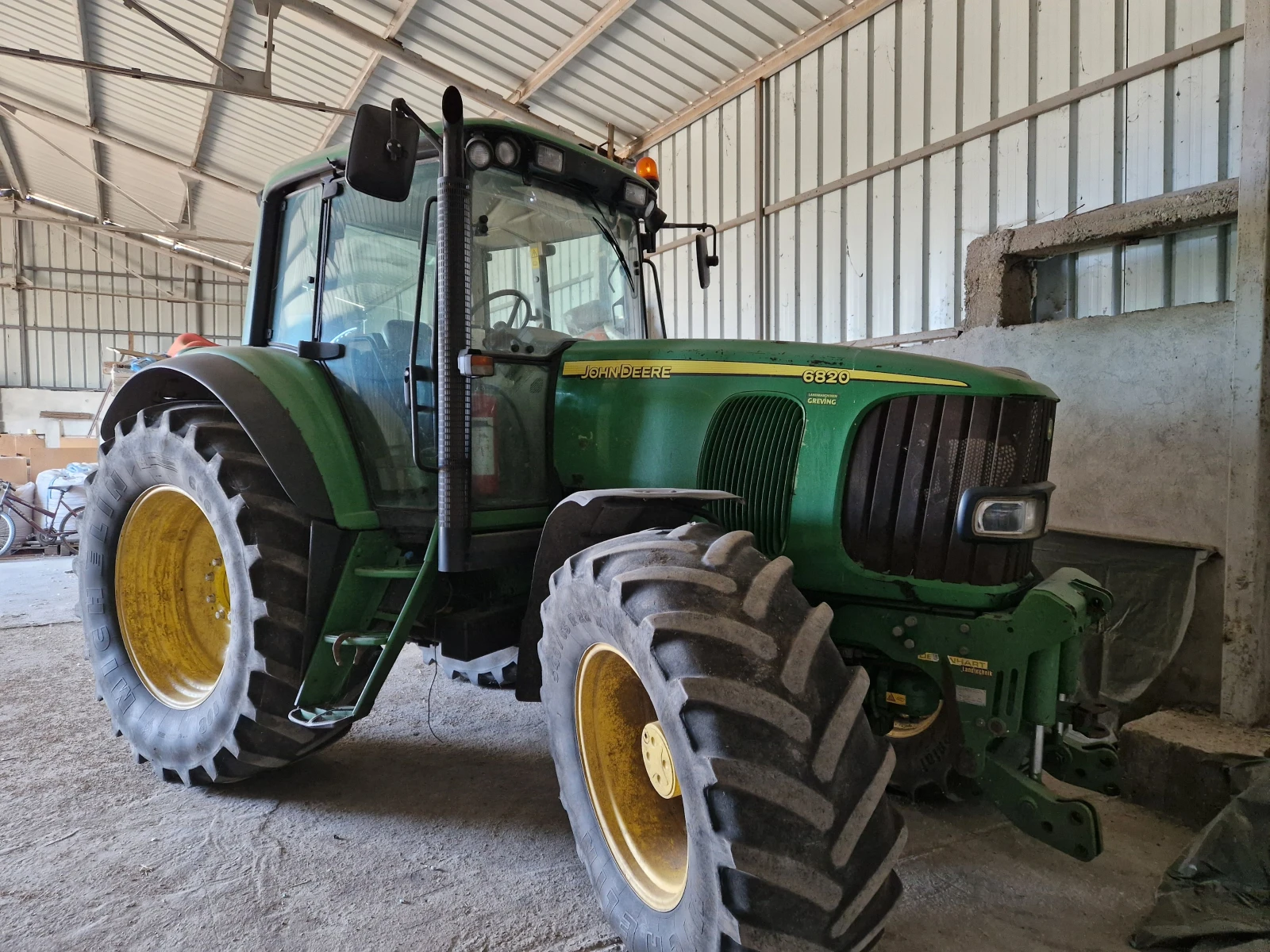 Трактор John Deere 6820