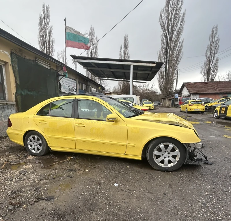 Mercedes-Benz E 200 2.2CDI, снимка 2 - Автомобили и джипове - 48249698