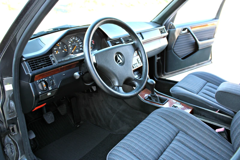 Mercedes-Benz E 200 Климатроник КАТО НОВ, снимка 11 - Автомобили и джипове - 51705034