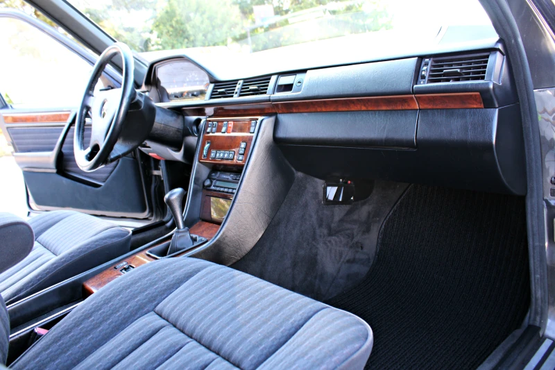 Mercedes-Benz E 200 Климатроник КАТО НОВ, снимка 13 - Автомобили и джипове - 51705034