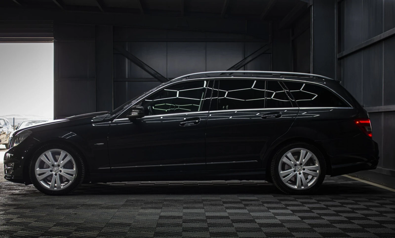 Mercedes-Benz C 300, снимка 2 - Автомобили и джипове - 54976585